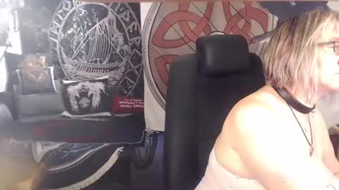 Snapshot of kleiner_teufel chatting on 11-19-25, 07:52 Michelle online show from 11-19-25, 07:52