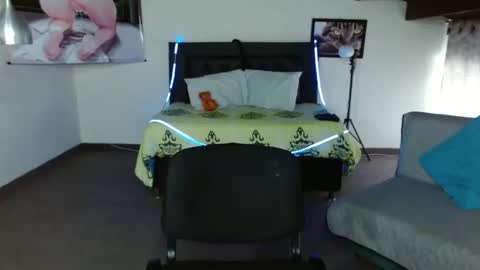 Snapshot of kloe_deker chatting on 02-17-25, 02:04 Kloe deker online show from 02-17-25, 02:04