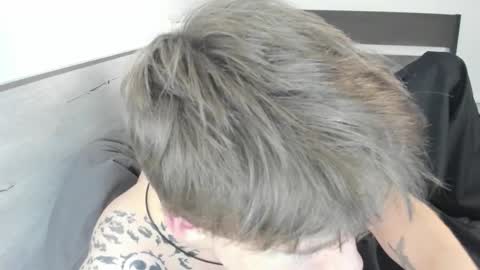 Snapshot of knotsiemens chatting on 10-19-25, 03:29 Adam online show from 10-19-25, 03:29