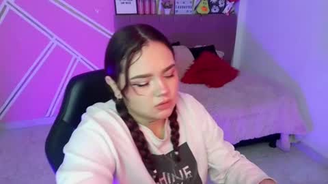 Snapshot of koning_moretti chatting on 07-11-26, 02:03 camila online show from 07-11-26, 02:03