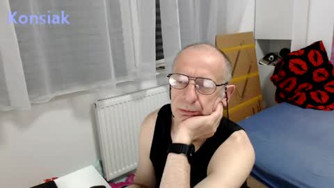 Snapshot of konsiak chatting on 05-15-26, 07:10 Komsiak online show from 05-15-26, 07:10