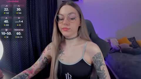 Snapshot of koza_dereza_ chatting on 12-14-25, 10:09 Jess online show from 12-14-25, 10:09