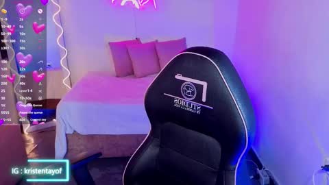 Snapshot of kristen_tay chatting on 10-19-25, 03:07 kristen_tay online show from 10-19-25, 03:07