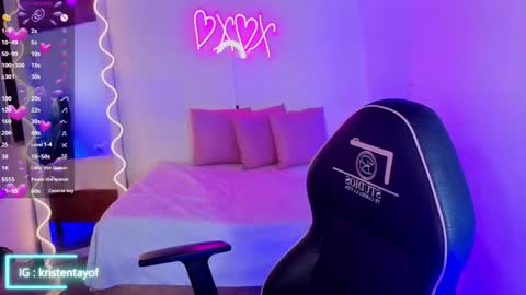 Snapshot of kristen_tay chatting on 10-21-25, 03:18 kristen_tay online show from 10-21-25, 03:18