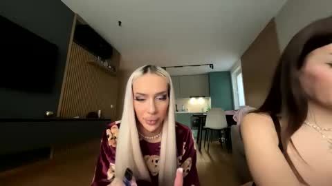 Snapshot of kristhedoll chatting on 12-03-25, 01:09 Kris the doll online show from 12-03-25, 01:09