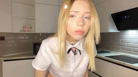 Snapshot of kristiancommes chatting on 04-25-26, 06:05 Alisa online show from 04-25-26, 06:05