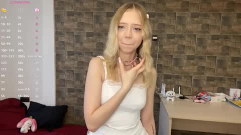 Snapshot of kristiancommes chatting on 05-22-26, 04:34 Alisa online show from 05-22-26, 04:34