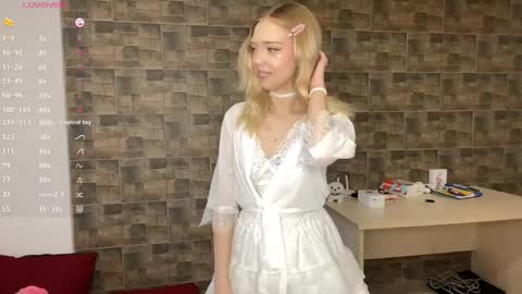 Snapshot of kristiancommes chatting on 05-24-26, 04:56 Alisa online show from 05-24-26, 04:56