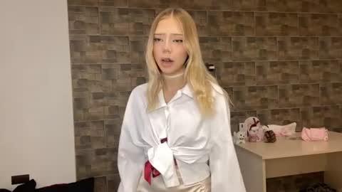 Snapshot of kristiancommes chatting on 06-25-26, 04:44 Alisa online show from 06-25-26, 04:44