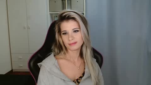 Snapshot of kristineamore chatting on 12-18-25, 07:31 KristineAmore online show from 12-18-25, 07:31