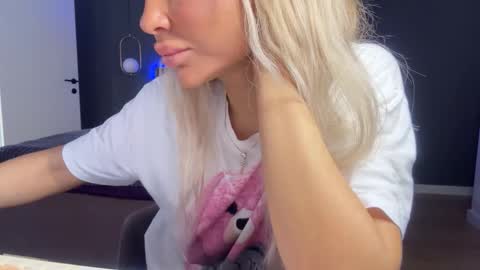 Snapshot of kristy_saint chatting on 09-15-25, 04:01 Kristi online show from 09-15-25, 04:01