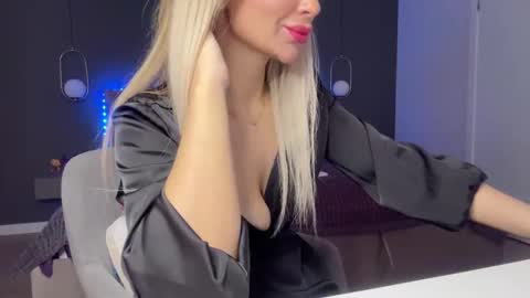 Snapshot of kristy_saint chatting on 10-06-25, 04:21 Kristi online show from 10-06-25, 04:21