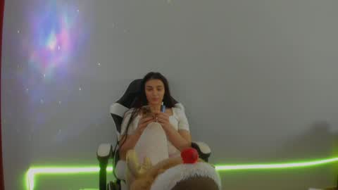 Snapshot of krisztina_o chatting on 02-12-26, 08:04 Mother of Dragons online show from 02-12-26, 08:04