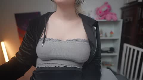 Snapshot of krystalsyxx chatting on 01-20-25, 12:15 Krystal Syx online show from 01-20-25, 12:15