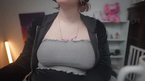 Snapshot of krystalsyxx chatting on 01-26-25, 09:40 Krystal Syx online show from 01-26-25, 09:40