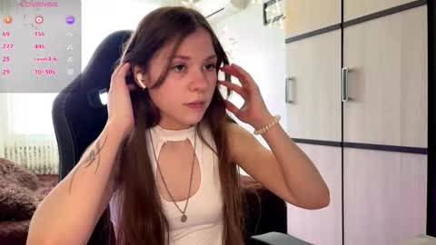 Snapshot of krystlehymel chatting on 12-15-25, 10:52 Alis online show from 12-15-25, 10:52