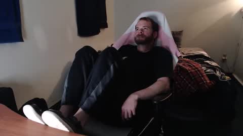 Snapshot of kuggy570 chatting on 11-19-25, 10:21 Kuggy online show from 11-19-25, 10:21