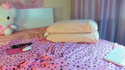 Snapshot of kuraii_ chatting on 11-15-25, 02:20 Anna online show from 11-15-25, 02:20