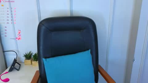 Snapshot of kuro_ren chatting on 10-08-25, 01:42 Ren online show from 10-08-25, 01:42