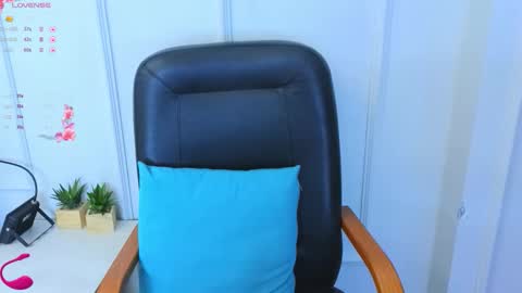 Snapshot of kuro_ren chatting on 10-13-25, 12:38 Ren online show from 10-13-25, 12:38