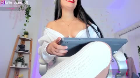 Kylie online show from 03-02-25, 04:07