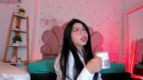 Snapshot of kylie_evans_18 chatting on 04-29-26, 05:30 Kylie online show from 04-29-26, 05:30