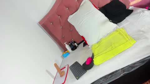 Snapshot of kylie_sttel chatting on 09-27-25, 11:43 kylie Sttel online show from 09-27-25, 11:43