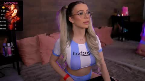 Snapshot of kyliejoyce chatting on 02-09-25, 05:22 Kylie online show from 02-09-25, 05:22