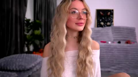 Snapshot of kyliejoyce chatting on 11-27-25, 10:45 Kylie online show from 11-27-25, 10:45