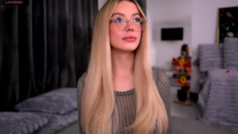 Snapshot of kyliejoyce chatting on 12-03-25, 09:57 Kylie online show from 12-03-25, 09:57