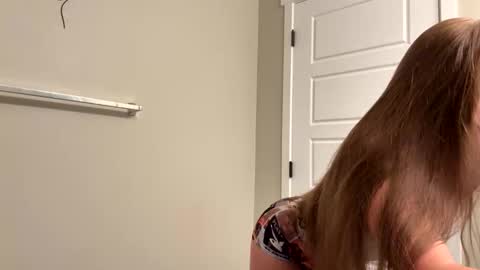 Snapshot of kyliemiley chatting on 09-28-25, 02:28 Kylie online show from 09-28-25, 02:28