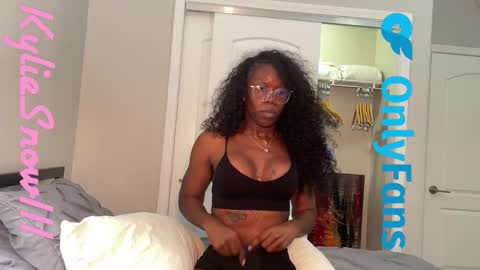 Snapshot of kyliesnowxxx chatting on 01-12-26, 03:34 Kylie Snow online show from 01-12-26, 03:34