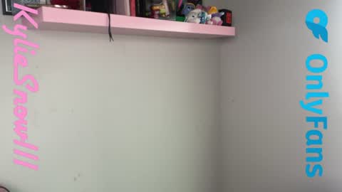 Snapshot of kyliesnowxxx chatting on 06-15-26, 05:37 Kylie Snow online show from 06-15-26, 05:37