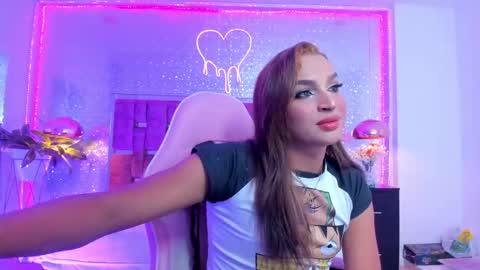 Snapshot of kylievictoria_ chatting on 10-16-25, 04:57 Kylie online show from 10-16-25, 04:57