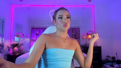 Snapshot of kylievictoria_ chatting on 11-22-25, 04:44 Kylie online show from 11-22-25, 04:44