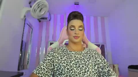 Snapshot of kylievictoria_ chatting on 11-23-25, 05:07 Kylie online show from 11-23-25, 05:07