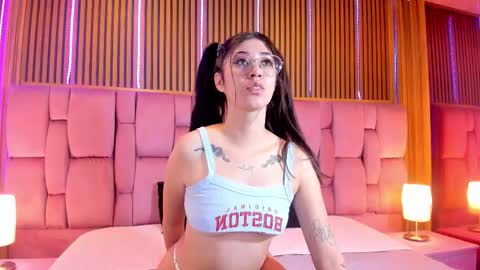 Snapshot of kyliie_jones chatting on 11-28-25, 04:31 KYLIE online show from 11-28-25, 04:31