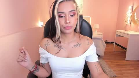 Snapshot of la_monitora chatting on 05-15-26, 11:28 T A T I A N A online show from 05-15-26, 11:28