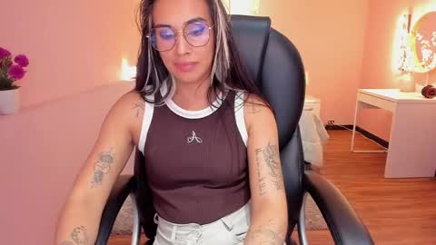 Snapshot of la_monitora chatting on 05-22-26, 11:43 T A T I A N A online show from 05-22-26, 11:43
