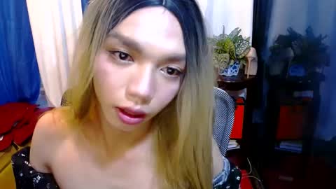 Snapshot of la_ura chatting on 01-10-25, 11:18 Laura online show from 01-10-25, 11:18