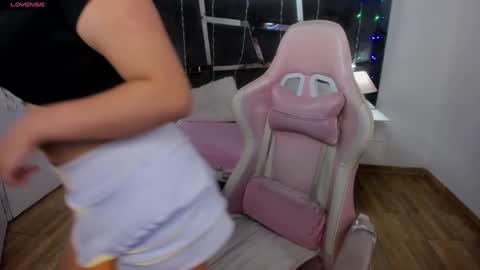  L A R A   online show from 12-13-24, 08:37