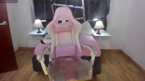  L A R A   online show from 01-09-25, 12:35