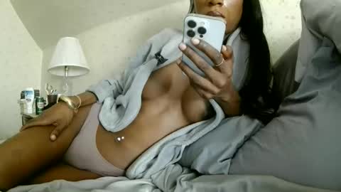 Snapshot of labellanicholexx chatting on 06-08-26, 05:02 Bella online show from 06-08-26, 05:02