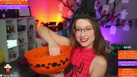 Lacey Bloom online show from 10-31-25, 01:39