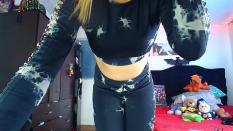 Snapshot of lacolombiana_bitch chatting on 11-27-25, 08:11 Valentina online show from 11-27-25, 08:11