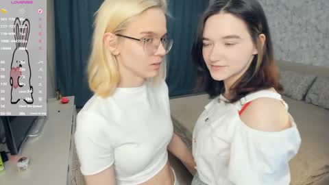 Violet and Isabel online show from 05-06-26, 07:30