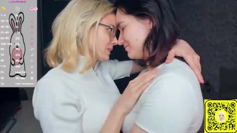 Violet and Isabel online show from 06-14-26, 07:16