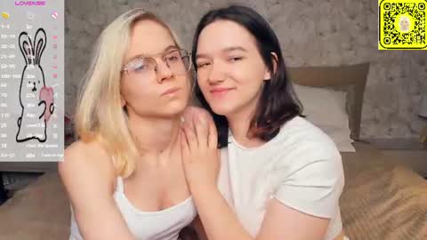 Violet and Isabel online show from 06-25-26, 07:18