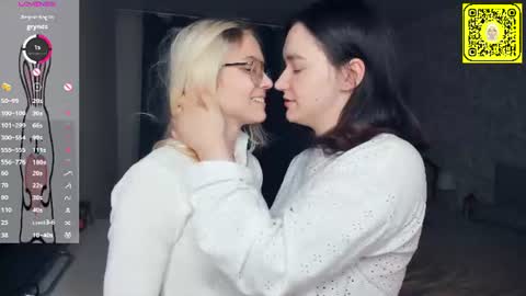 Violet and Isabel online show from 07-08-26, 07:18