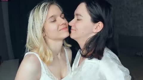 Violet and Isabel online show from 07-13-26, 08:33